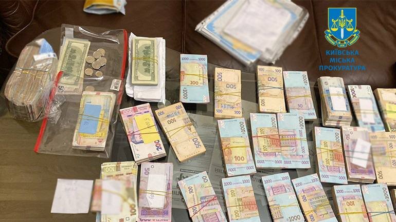 Підроблювали документи від імені нотаріуса, який був за кордоном