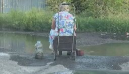 У Макіївці люди набирають воду з калюж