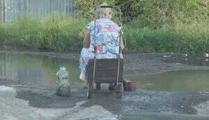 Донбас без води: літня жінка черпає її з калюжі. ВIДЕО