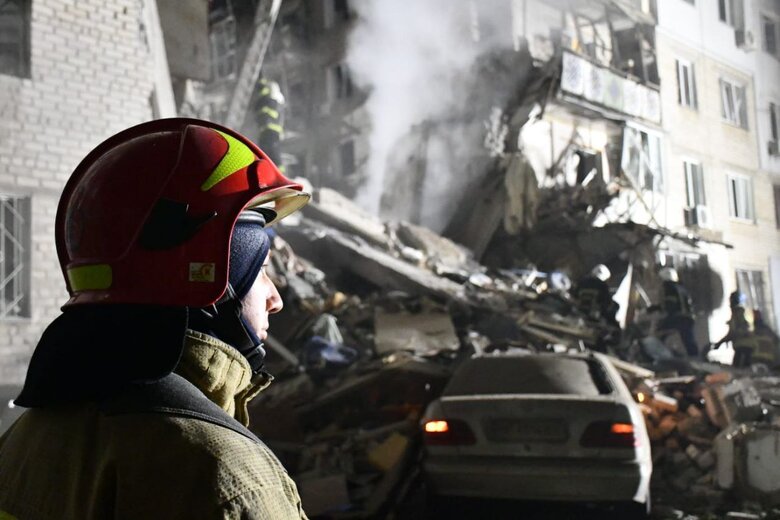 З-під завалів житлового будинку в Миколаєві рятувальники дістали тіла трьох загиблих 03 З-під завалів житлового будинку в Миколаєві рятувальники дістали тіла трьох загиблих 03