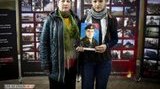 "У донецькому СБУ побачення з нашими синами тривало хвилин 15. Нас набилося 6 осіб у малесеньку кімнату. Поплакали на плечі у сина, та і все", - інтерв