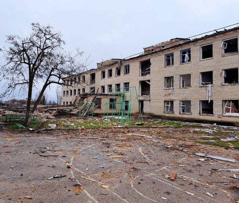 Последствия вражеских обстрелов Херсонщины: в Бериславе авиаудар повредил электрическую подстанцию 02