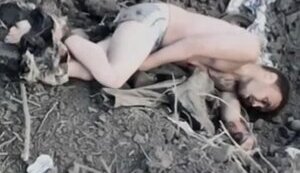 В одних лише трусах пораненений окупант конає на полі бою. ВIДЕО