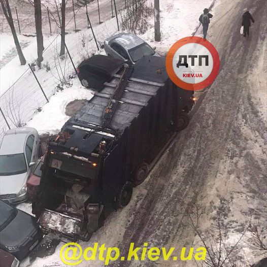 Занесло на склоне: мусоровоз разбил 9 машин в Киеве 01