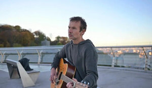 Vakarchuk sang on pedestrian bridge in Kyiv, which today withstood Russian missile attack. VIDEO