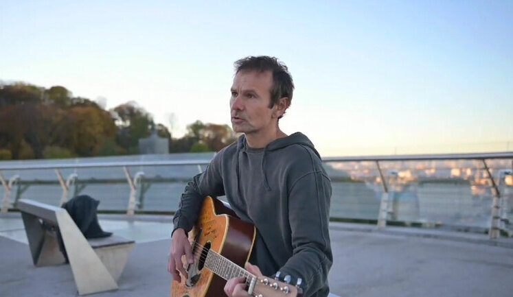 Vakarchuk sang on pedestrian bridge in Kyiv, which today withstood Russian missile attack. VIDEO