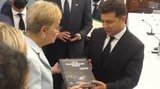 Зеленському в США подарували книгу "Легка черепно-мозкова травма". ФОТО