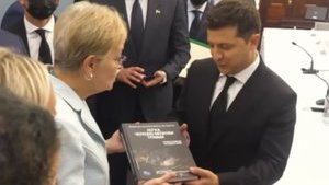 Подаренная в США Зеленскому книга "Легкая черепно-мозговая травма" поможет реабилитации украинских воинов, - слуга народа Фролов