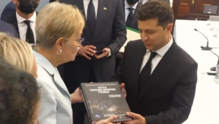 Подаренная в США Зеленскому книга "Легкая черепно-мозговая травма" поможет реабилитации украинских воинов, - слуга народа Фролов