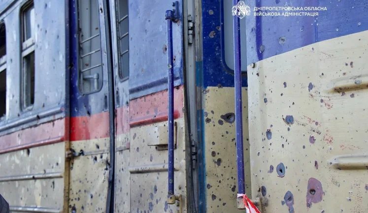 Оккупанты вновь нанесли удар по вокзалу в Днепре: есть раненая, вспыхнул пожар