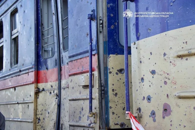 Удар по електричці в Дніпрі: 13 загиблих, є поранені