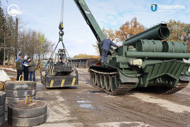 Укроборонпром передав ЗСУ оновлений броньований тягач-евакуатор БТС-4 03
