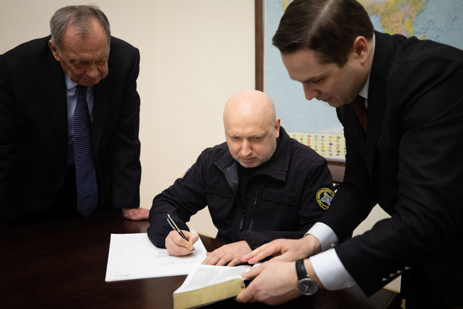 Более 30 тысяч украинцев участвуют в создании рукописной Библии 01
