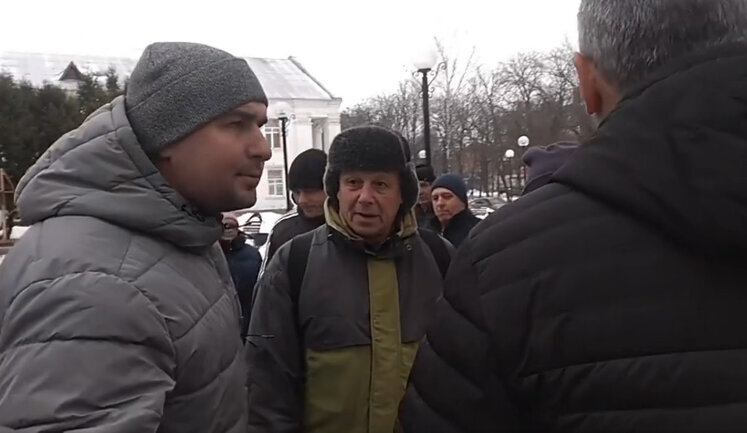 В Ромнах попытка родственников погибших воинов установить вазоны с цветами на Аллее Славы закончилась потасовкой мэра Стогния и главы военной администрации Ващенко. ВИДЕО