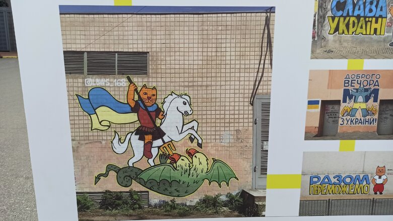 Уличная выставка Бей оккупанта! открылась на Контрактовой площади. Среди локаций - Дартс-держZрадник и Хлопок над крымским мостом 25