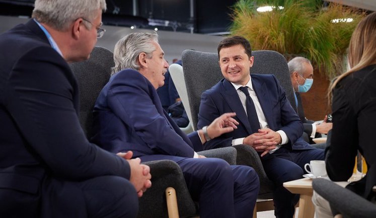 Зеленський у Глазго обговорив із президентом Аргентини Фернандесом посилення двосторонніх відносин. ФОТО