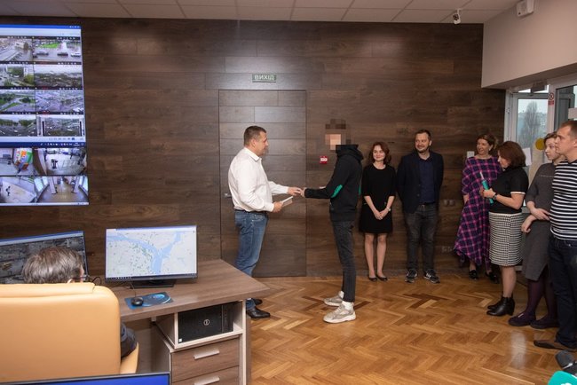 Філатов вручив містянам грошові винагороди за допомогу у затриманні зловмисників 01
