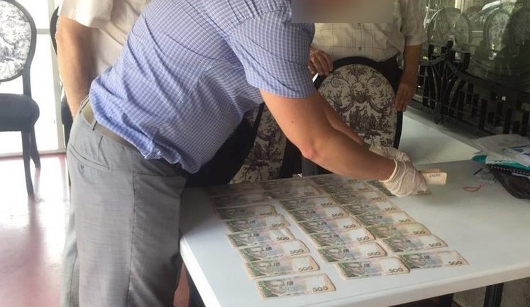 Затримано 2 осіб, які обіцяли за 100 тис. грн "вирішити питання" в Мінекології, - прокуратура. ФОТО