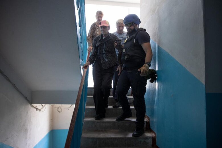 Фонд Добра и Любви продолжает эвакуацию людей и помогает преодолеть гуманитарную катастрофу в Лисичанске 06