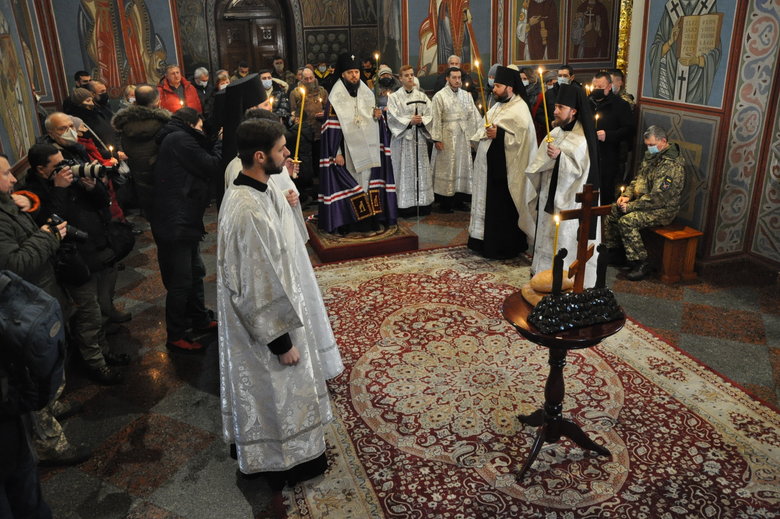 У Києві відбулась панахида за загиблими захисниками Донецького аеропорту 25 У Києві відбулась панахида за загиблими захисниками Донецького аеропорту 25
