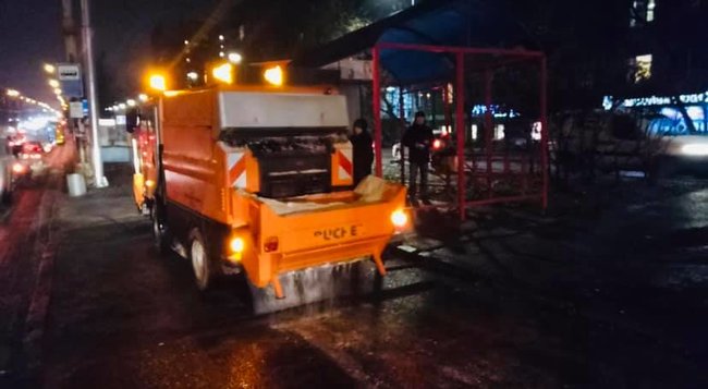 У Києві крижаний апокаліпсис: вулиці столиці перетворилися на суцільну ковзанку 04