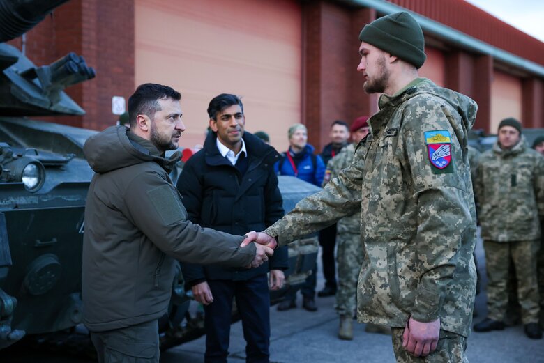 Zelenskyi and Sunak visit Ukrainian military training to drive Challenger 2 tanks 07