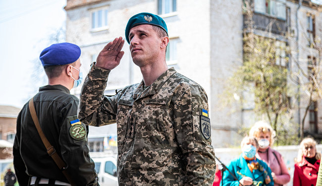 Меморіальну дошку загиблому на Донбасі морпіху 36-ї ОБрМП Олександру Швецю відкрили в Олександрії 17