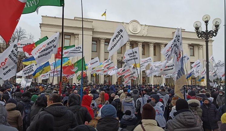 Protesters gather at Verkhovna Rada, block Hrushevskoho street in Kyiv. VIDEO&PHOTOS