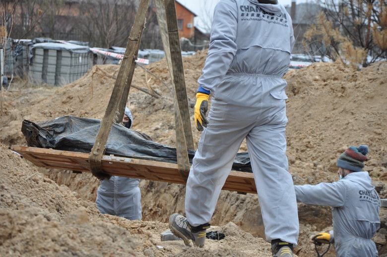 В Бучі ексгумують з братської могили тіла вбитих росіянами мирних жителів: Майже всі з вогнепальними пораненнями, деякі із завязаними руками та ногами 30