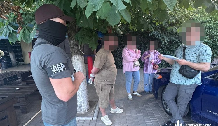 За $8,5 тис. обіцяли військовим у СЗЧ безпроблемно повернутися на службу: викрито іноземця та військовослужбовця, - ДБР. ФОТОрепортаж