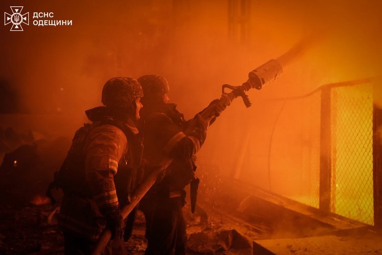 Російські дрони знищили великий автосалон у Одесі