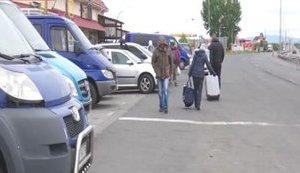 "10-15 спортивних хлопців оточували мікроавтобус і вимагали по 200 гривень за кожного пасажира", - дві групи рекетирів вимагали гроші з водіїв перед ПП "Тиса" на Закарпатті. ВIДЕО