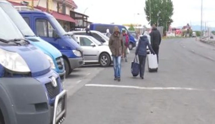 "10-15 спортивних хлопців оточували мікроавтобус і вимагали по 200 гривень за кожного пасажира", - дві групи рекетирів вимагали гроші з водіїв перед ПП "Тиса" на Закарпатті. ВIДЕО