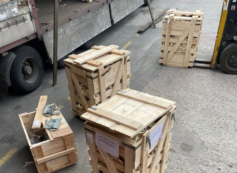 Київські митники зупинили 6 тонн обладнання підсанкційного підприємства з Росії 02
