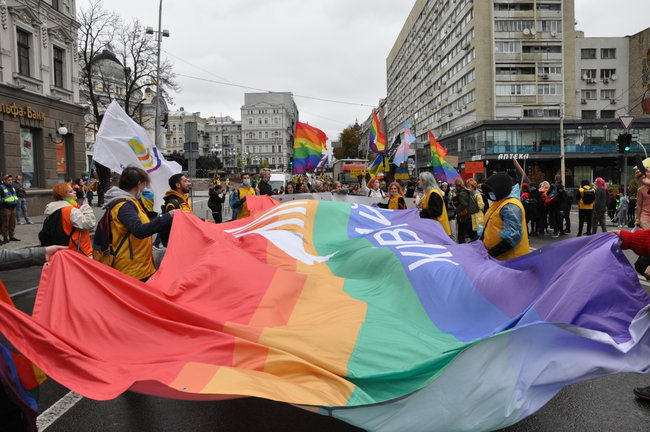 Руху ЛГБТ-маршу намагалася перешкодити жінка, яка лягла на асфальт і кричала про перетворення хлопчиків на геїв 73