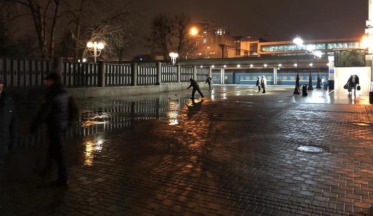 "Укрзализныця" снесла киоски с казино возле центрального вокзала и передала эстафету мэру Киева. ВИДЕО