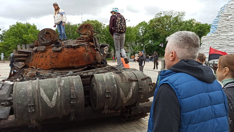 Танк, БМД та Тигр: В центрі Києва відкрилась виставка демілітаризованої техніки російських окупантів 02
