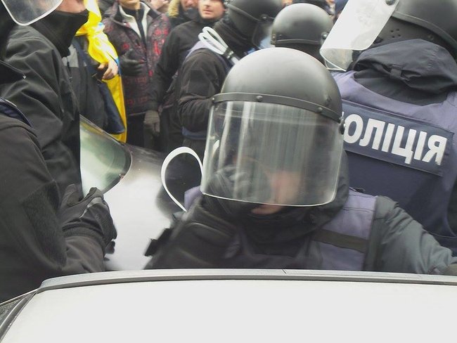 Затримання Саакашвілі: поліція намагається відтіснити активістів на Трьохсвятительській, був застосований газ 08