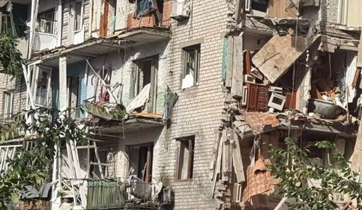 Поранено родину з дитиною внаслідок атаки окупантів на багатоповерхівку в Лимані. ФОТО