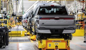 Ford знімає з виробництва електромобілі та повністю переходить на бензинові і гібридні моделі