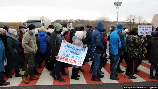 Жители Запорожской области протестуют против строительства каолинового карьера и блокируют трассу Харьков-Симферополь 01