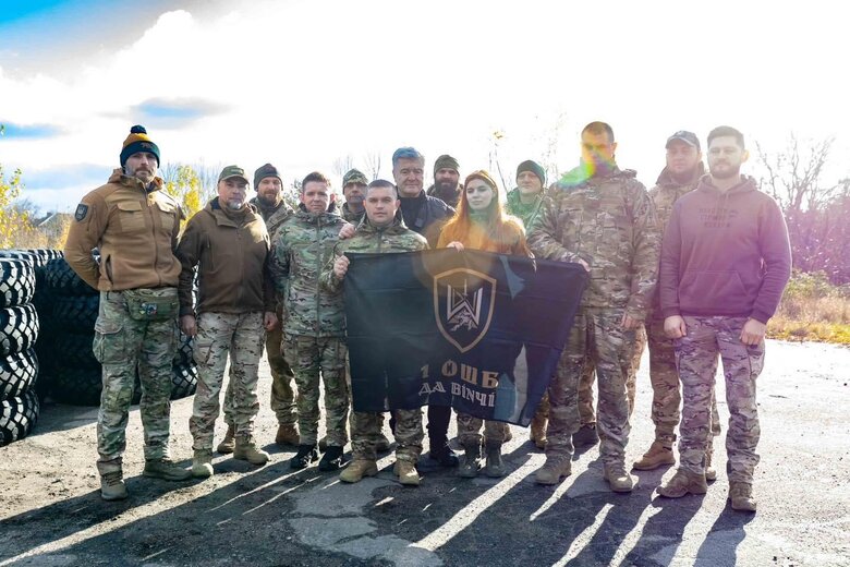 Петро Порошенко привіз допомогу на фронт