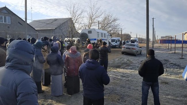 Оккупанты после обысков задержали троих крымских татар 06