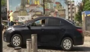 Водители-вандалы на Андреевском спуске в Киеве крушат дорогостоящие болларды, полиция бездействует. ВИДЕО
