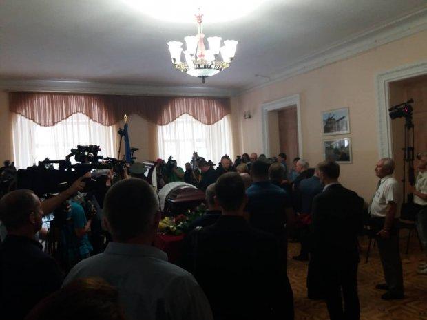 В Киеве попрощались с народным депутатом Тымчуком 06