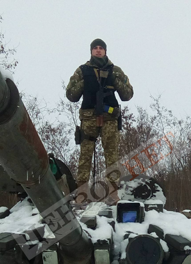 Командир танкового екіпажу 51-ої бригади Богдан Макаров: Одним снарядом ми влучили прямісінько в одну групу мінометів і знищили її. Тоді ми знешкодили від 30 до 35 осіб. Якби ще працював мій командирський кулемет… 01