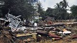 Число жертв мощного цунами в Индонезии достигло 373. ФОТОрепортаж