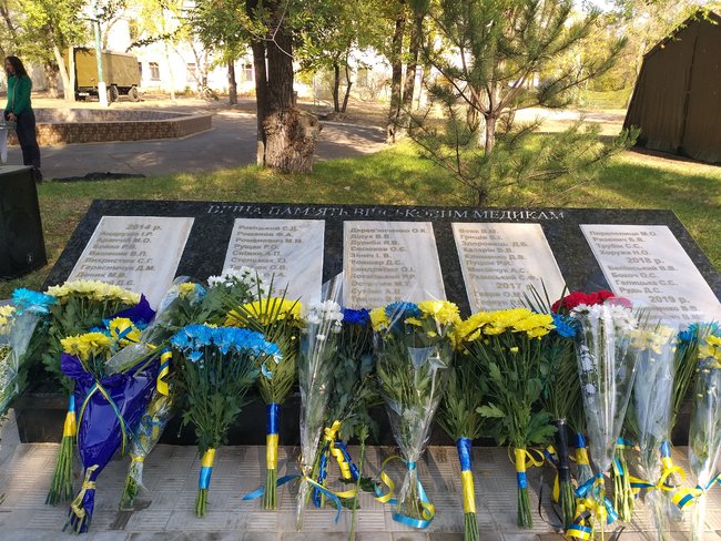 Памятник загиблим військовим медикам відкрили в Сєверодонецьку 02
