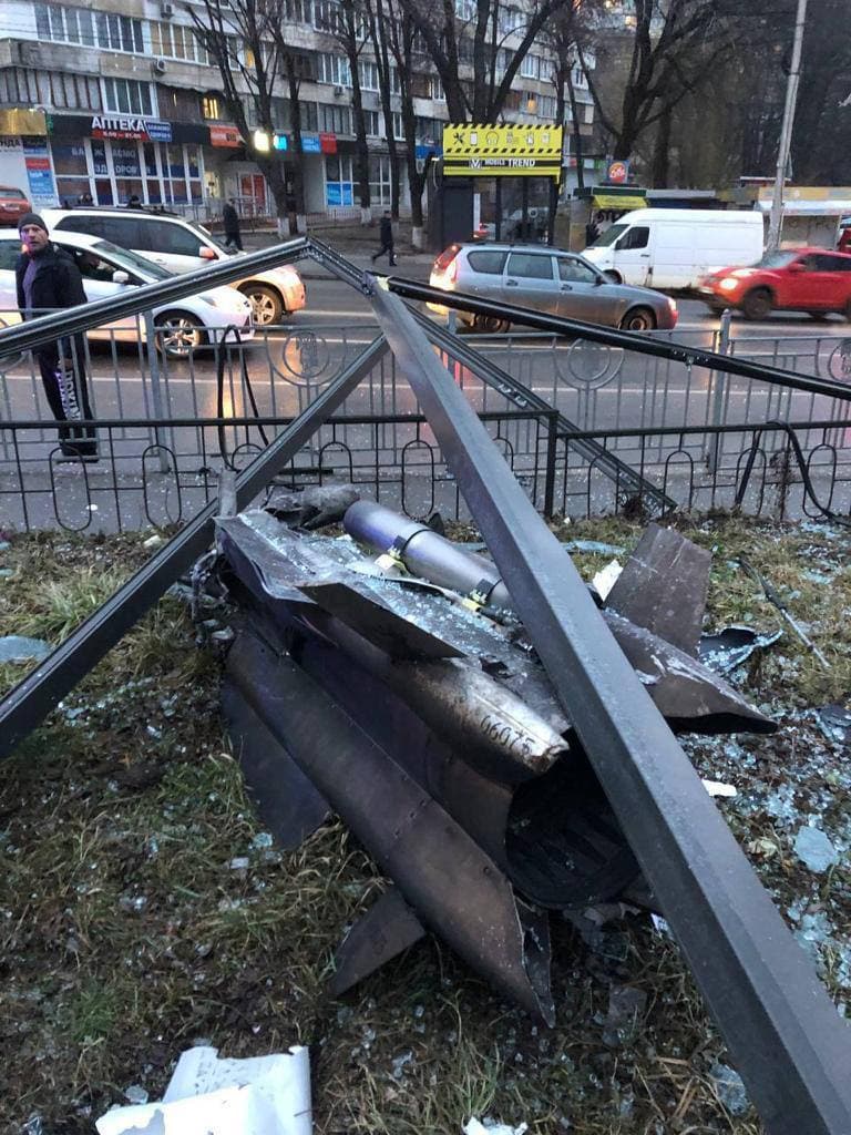 Чи то залишки безпілотника, чи то крилата ракета: у Голосіївському районі Києва збили російський літальний апарат 05