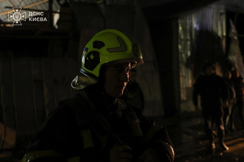 Очередной удар дронами по Киеву: пожары, уничтоженные автомобили, без жертв